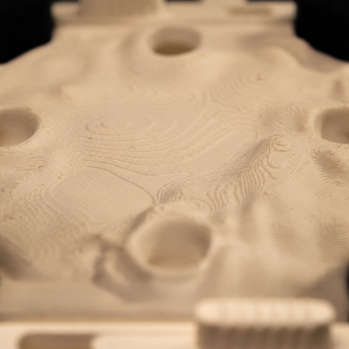 Detalle de las líneas de impresión 3D del Forrajeo M 3D en crema