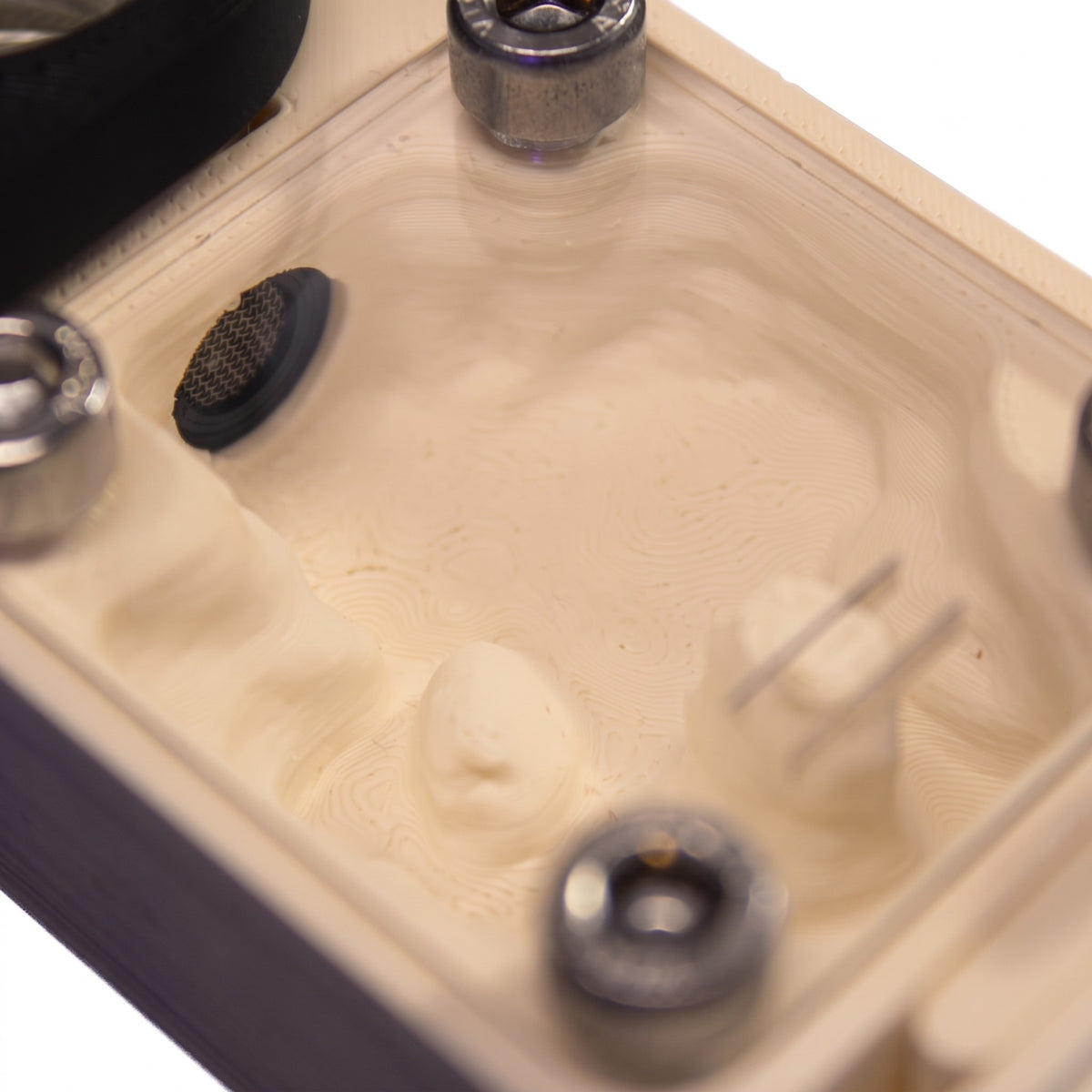 Detalle de las líneas de impresión 3D del Hormiguero Starter 3D mono en crema