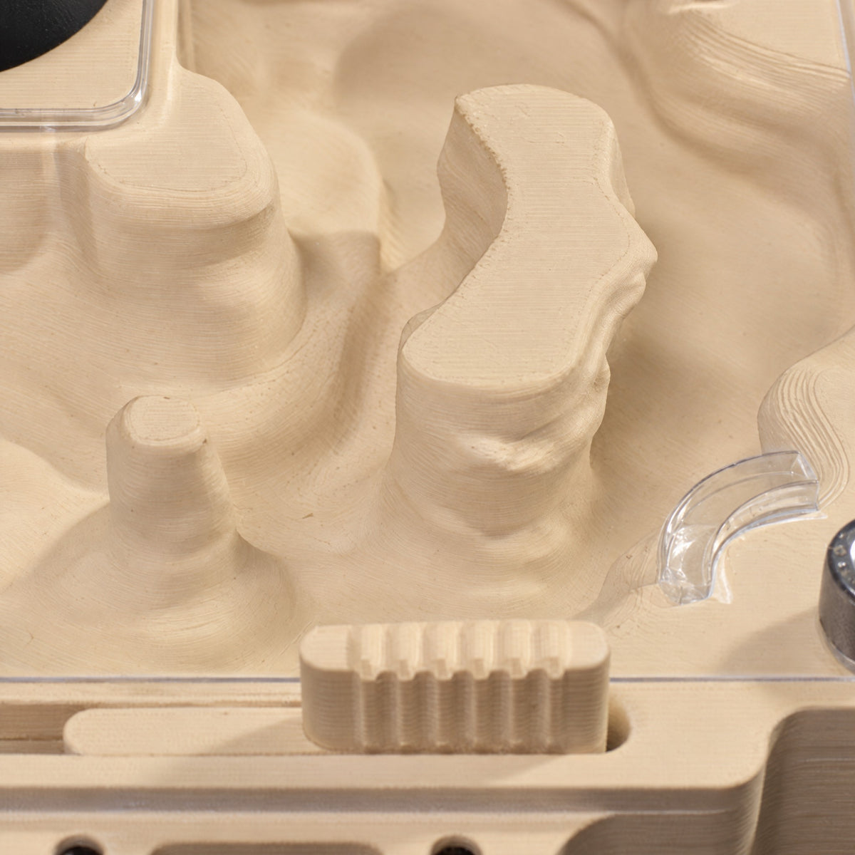 Detalle de las líneas de impresión 3D del hormiguero del Kit M 3D en crema